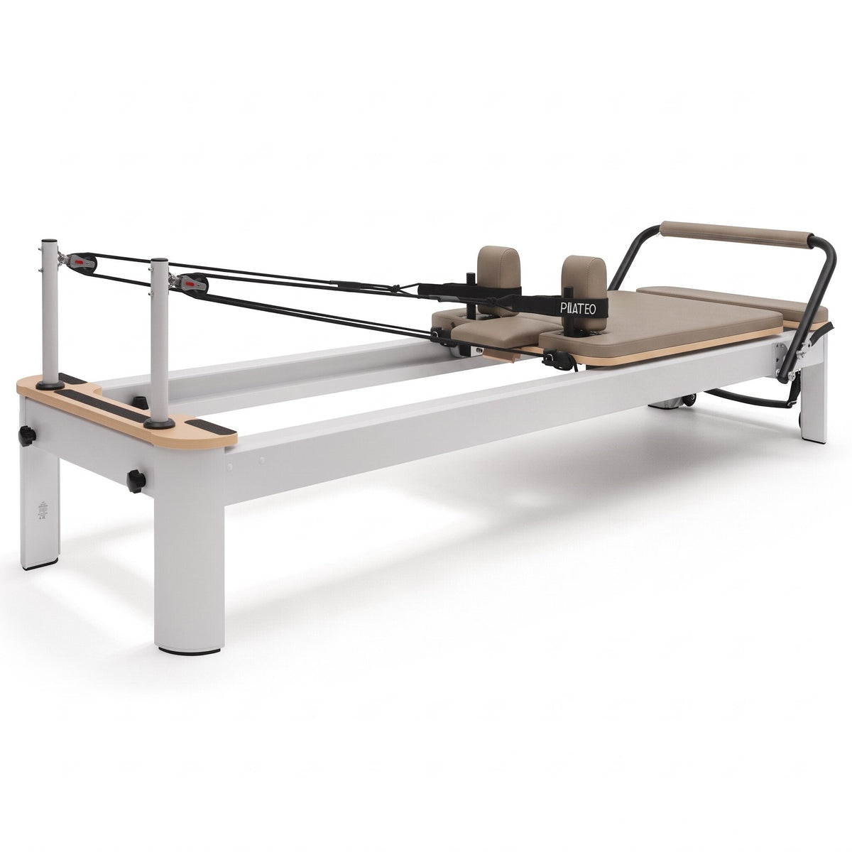 Pilates Reformer Studio Aluminium, rivestimento tortora – vista dal lato della barra piedi