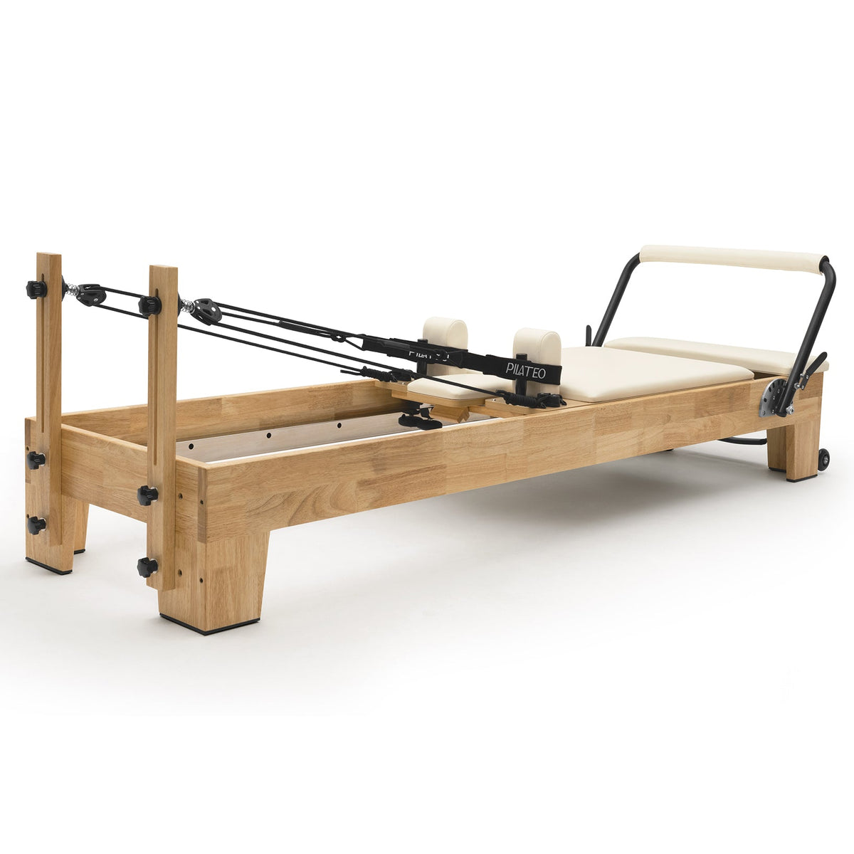 Pilates Reformer Studio Classic, telaio in rovere, rivestimento bianco latte – vista 3/4