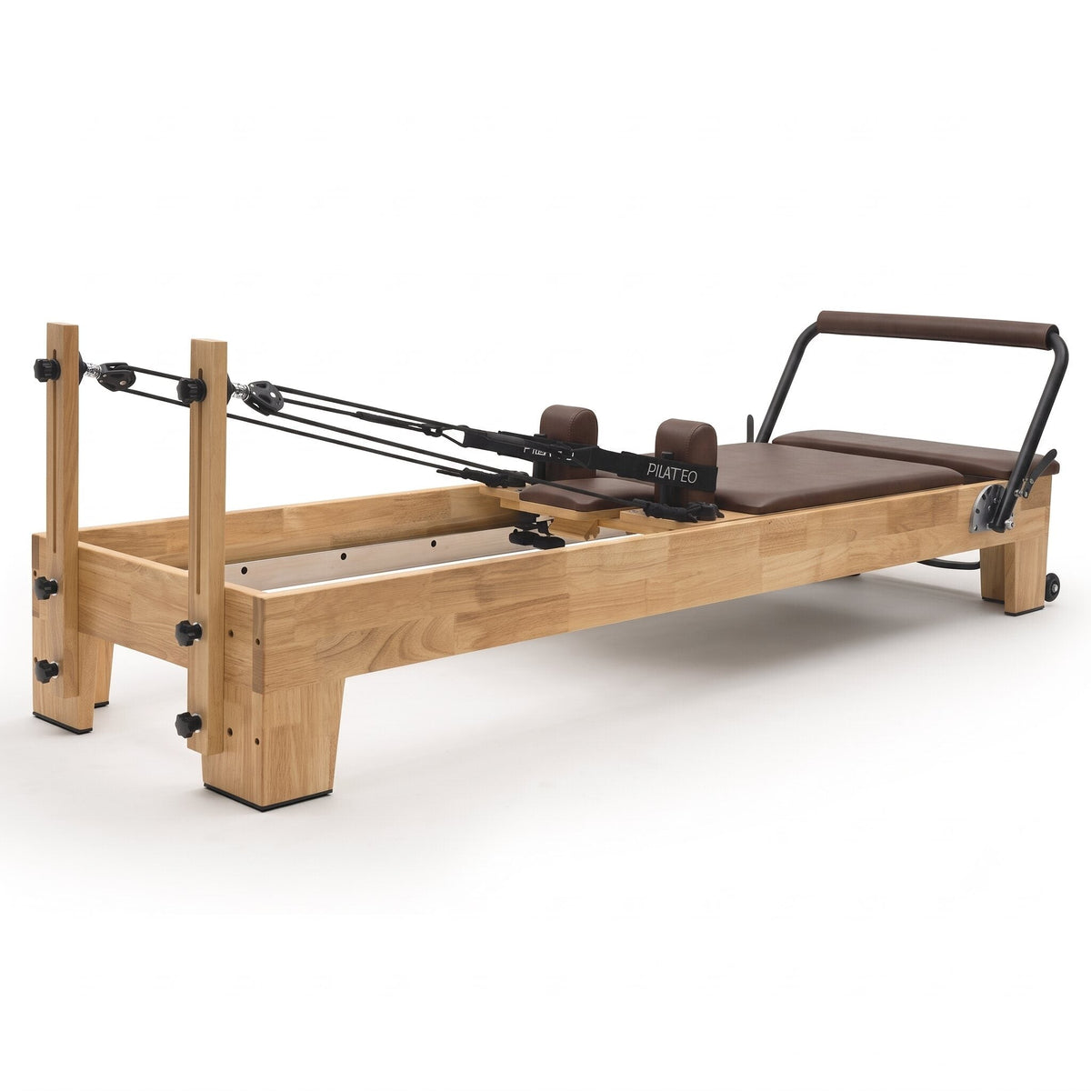 Pilates Reformer Studio Classic, telaio in rovere, rivestimento moka – vista 3/4