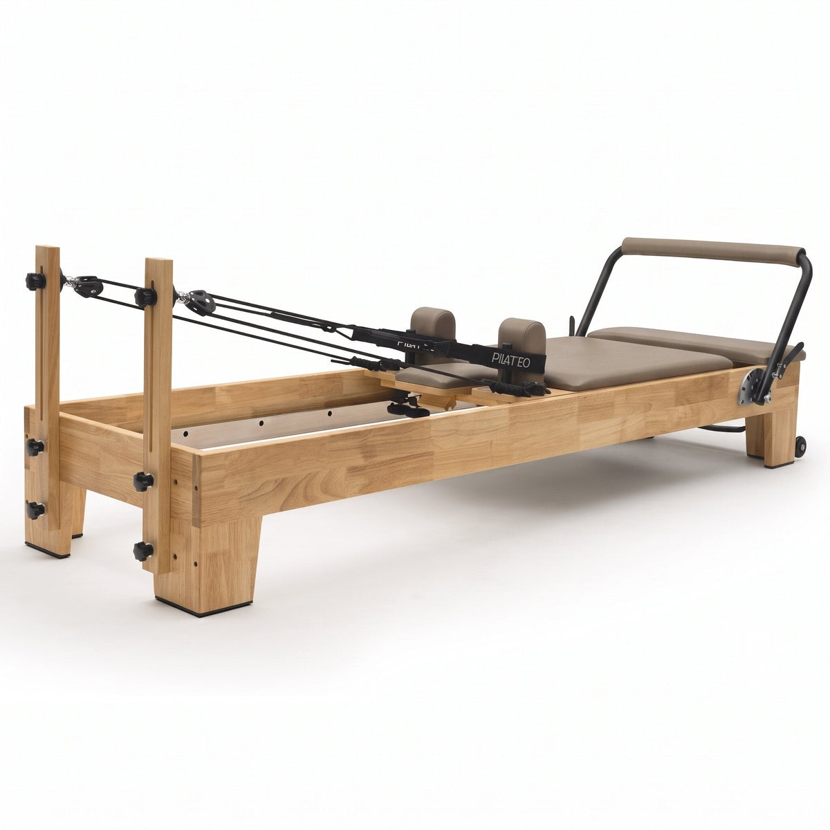 Pilates Reformer Studio Classic, telaio in rovere, rivestimento tortora – vista 3/4
