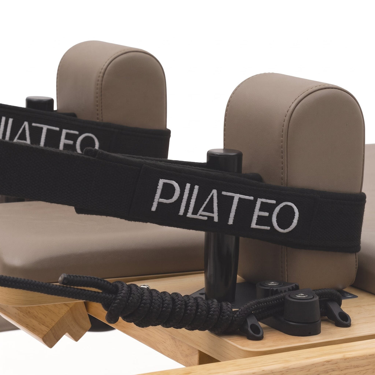 Pilates Reformer Studio Classic, telaio in rovere, rivestimento tortora – cinghie Pilateo
