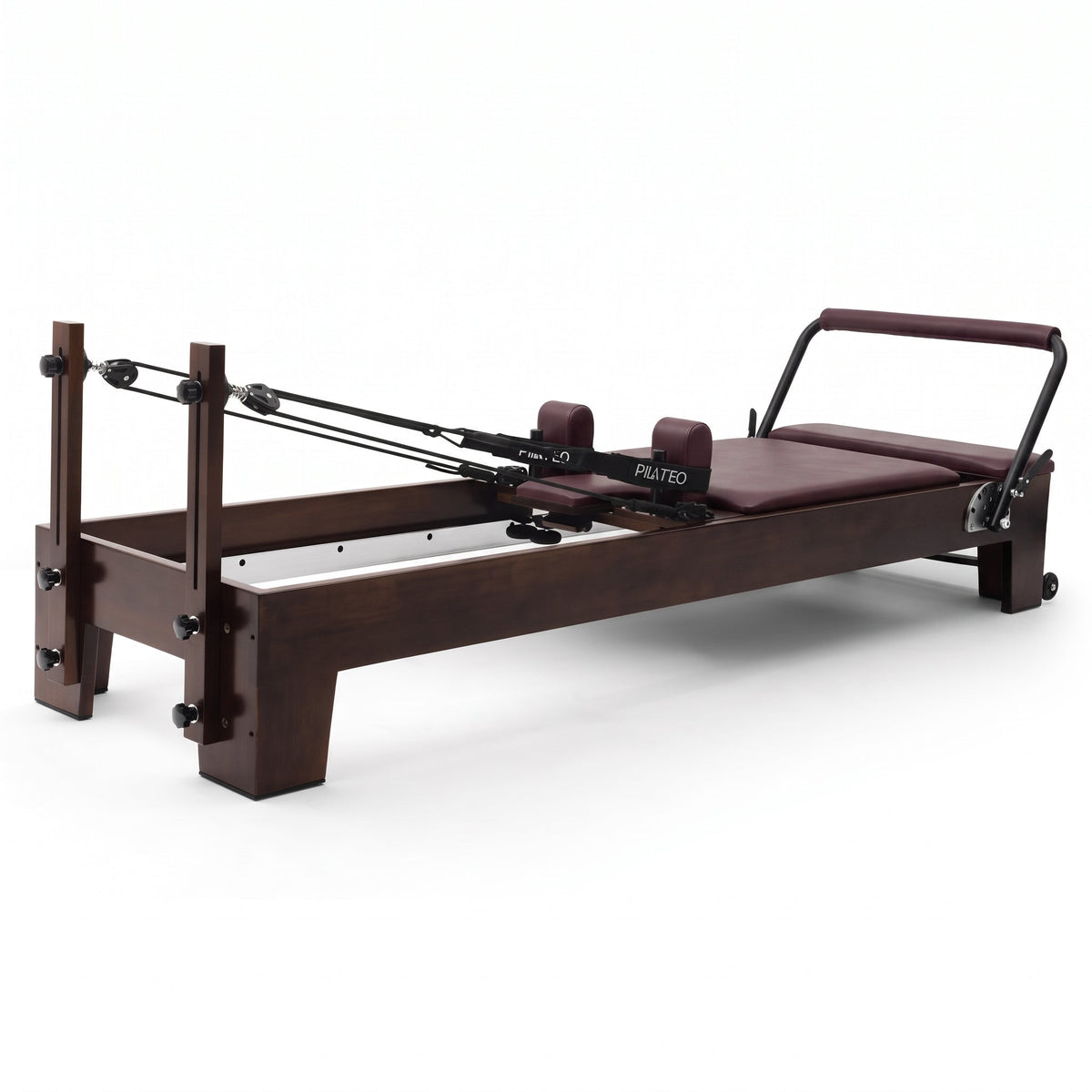 Pilates Reformer Studio Prestige, rovere finitura noce, rivestimento bordeaux – vista 3/4
