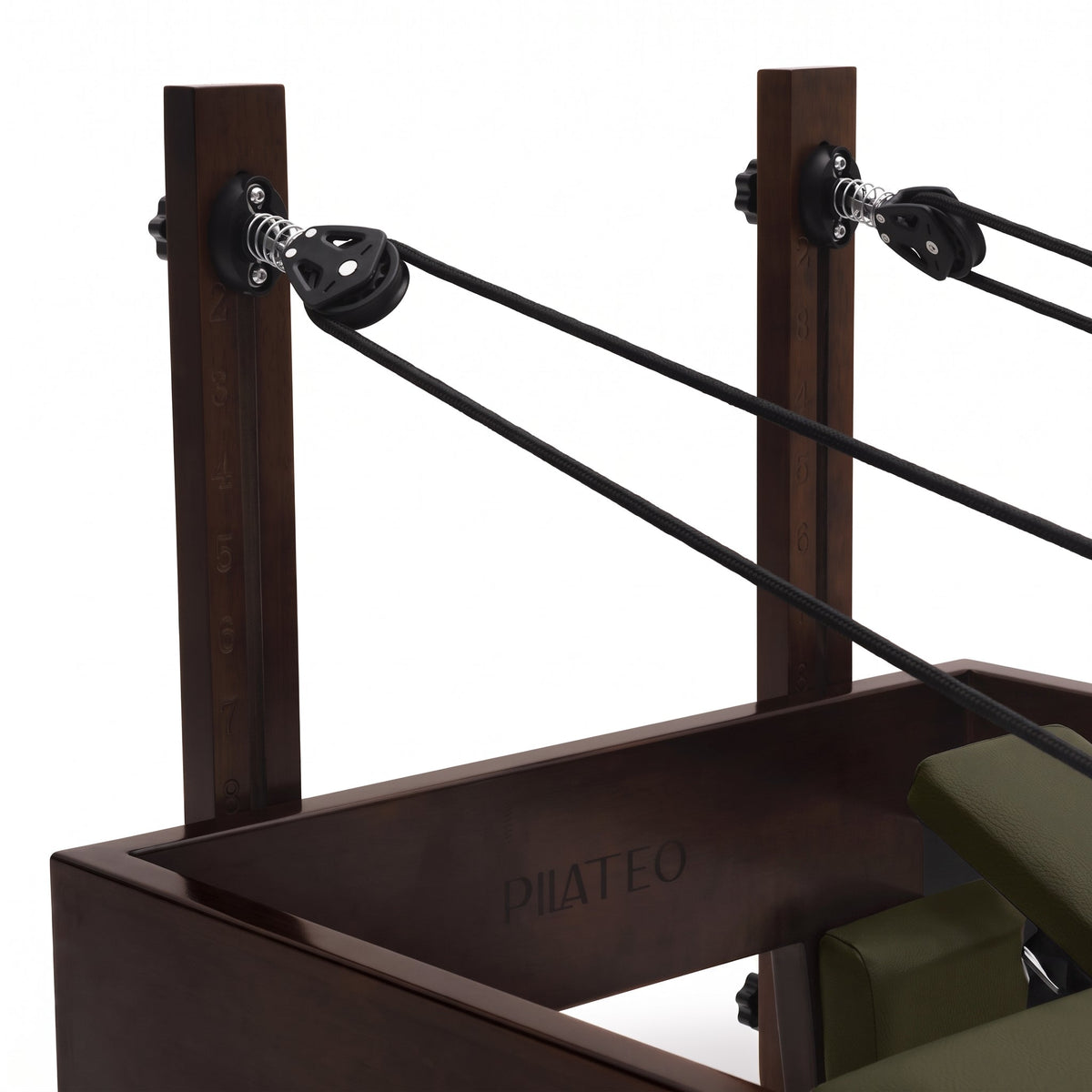 Pilates Reformer Studio Prestige, rovere finitura noce, rivestimento oliva – montanti delle carrucole