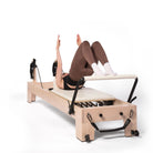 ragazza esercizio pilates reformer