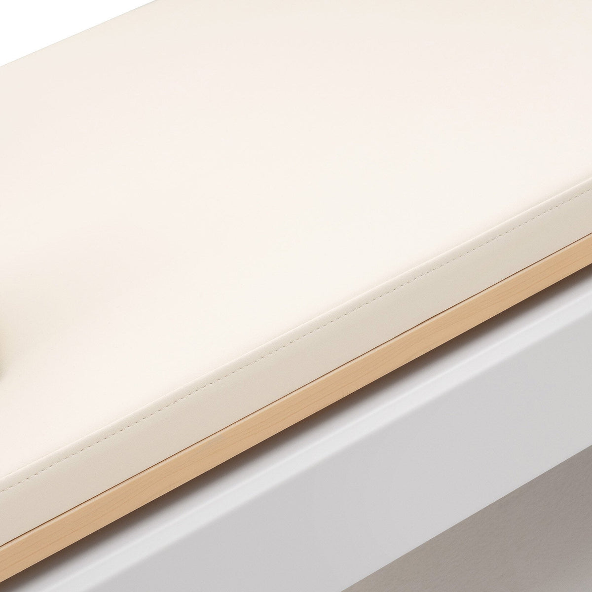 Pilates Reformer Studio Aluminium, rivestimento bianco latte – telaio in alluminio e rivestimento in similpelle vegana