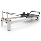 Pilates Reformer Studio Aluminium, rivestimento blu grigio – vista dal lato delle carrucole