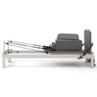 Pilates Reformer Studio Aluminium, rivestimento blu grigio – vista laterale con sitting box