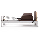 Pilates Reformer Studio Aluminium, rivestimento moka – vista laterale con sitting box