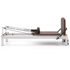 Pilates Reformer Studio Aluminium, rivestimento moka – vista laterale con schienale