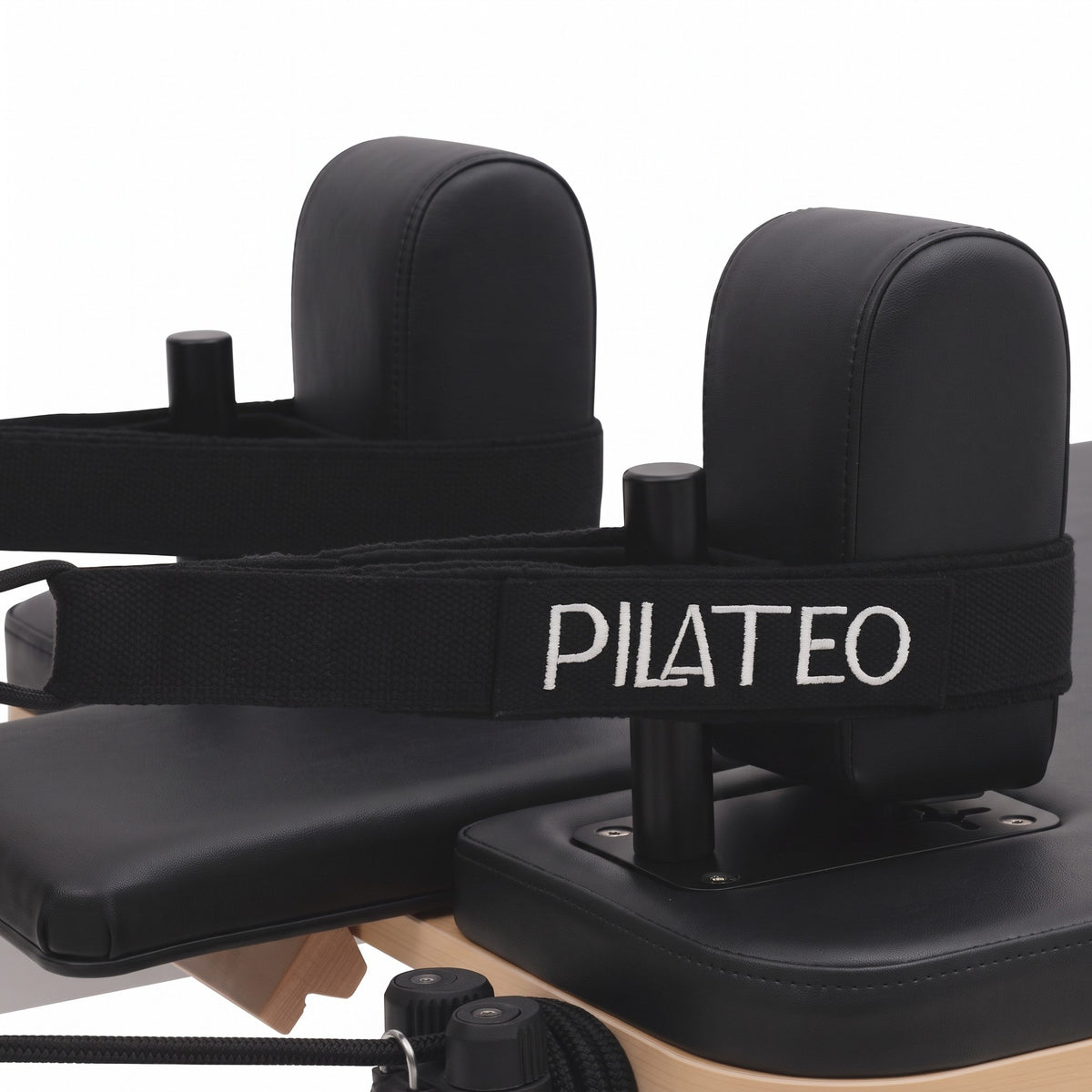 Pilates Reformer Studio Aluminium, telaio bianco, rivestimento nero – poggiaspalle e cinghie