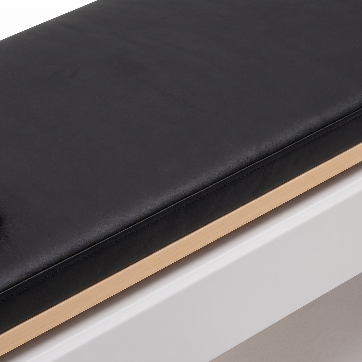 Pilates Reformer Studio Aluminium, telaio bianco, rivestimento nero – dettaglio del rivestimento