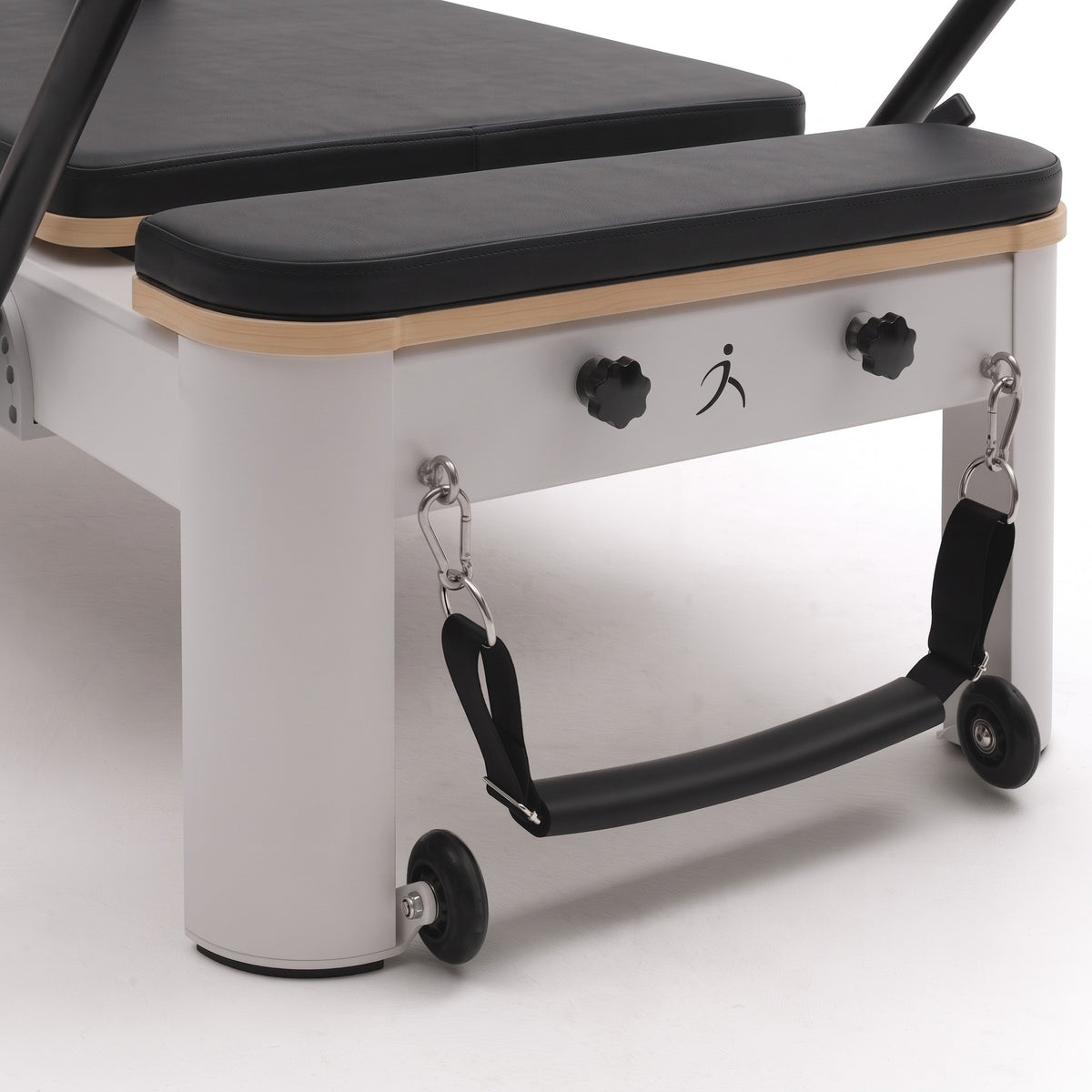 Pilates Reformer Studio Aluminium, telaio bianco, rivestimento nero – maniglie e ruote