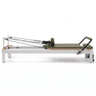 Pilates Reformer Studio Aluminium, rivestimento oliva – vista laterale