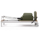 Pilates Reformer Studio Aluminium, rivestimento oliva – vista laterale con sitting box