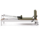 Pilates Reformer Studio Aluminium, rivestimento oliva – vista laterale con schienale