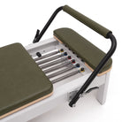Pilates Reformer Studio Aluminium, rivestimento oliva – molle e barra piedi regolabile