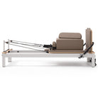 Pilates Reformer Studio Aluminium, rivestimento tortora – vista laterale con sitting box