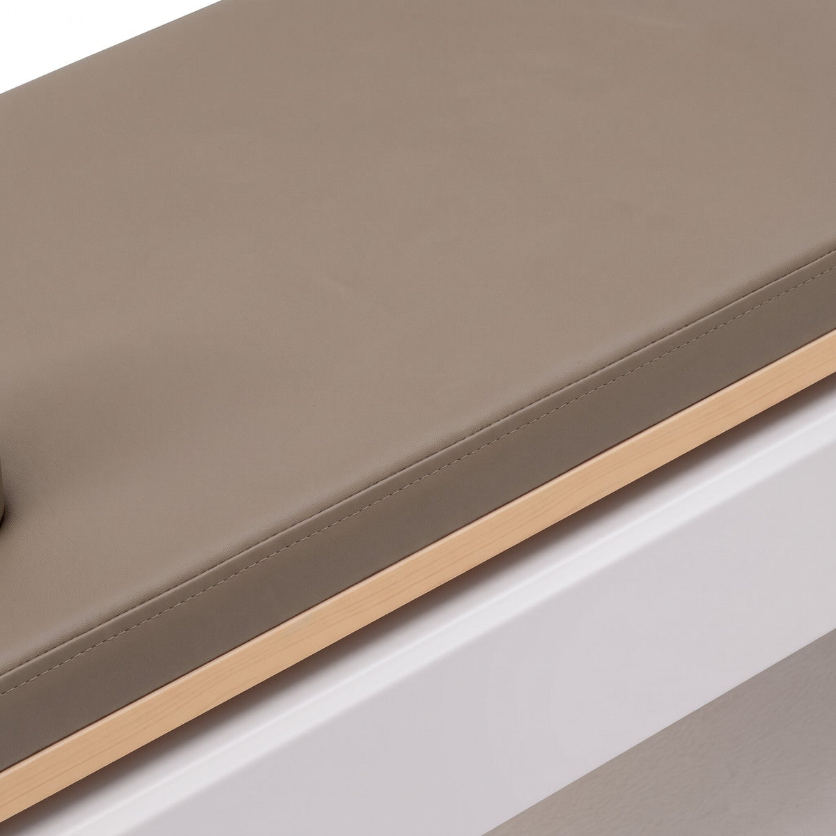 Pilates Reformer Studio Aluminium, rivestimento tortora – telaio in alluminio e rivestimento in similpelle vegana