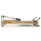Pilates Reformer Studio Classic, telaio in rovere, rivestimento bianco latte – vista laterale