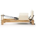 Pilates Reformer Studio Classic, telaio in rovere, rivestimento bianco latte – vista laterale