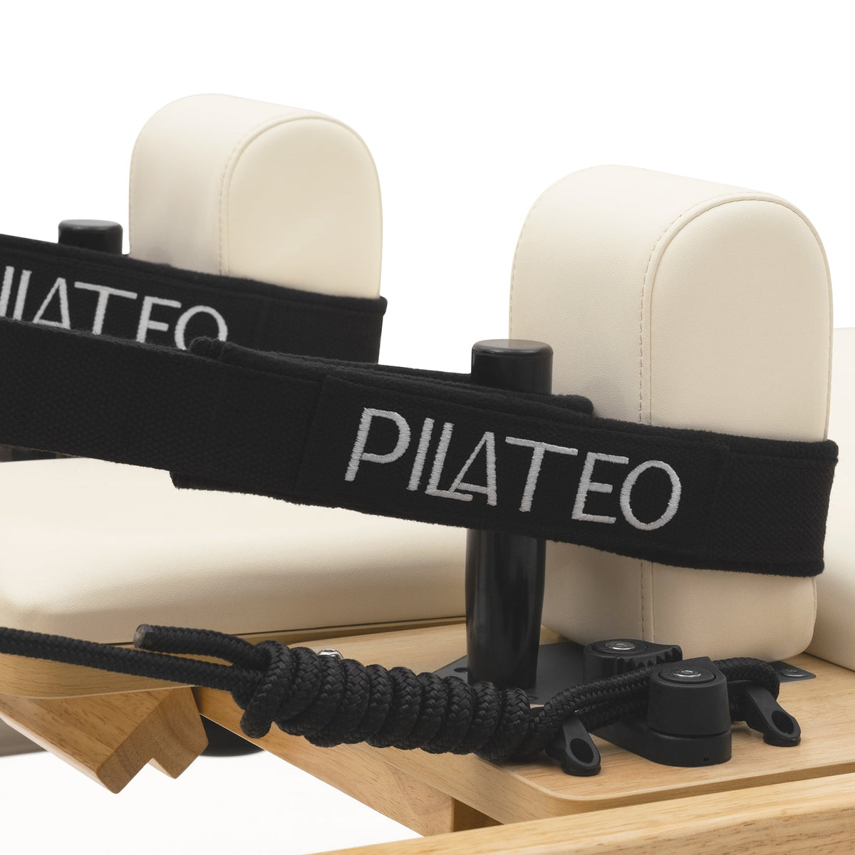 Pilates Reformer Studio Classic, telaio in rovere, rivestimento bianco latte – cinghie Pilateo