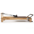 Pilates Reformer Studio Classic, telaio in rovere, rivestimento moka – vista laterale