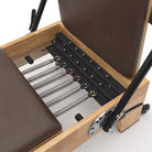 Pilates Reformer Studio Classic, telaio in rovere, rivestimento moka – molle con codice colore