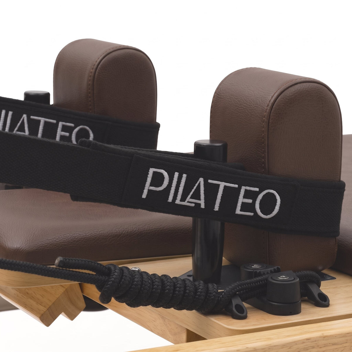 Pilates Reformer Studio Classic, telaio in rovere, rivestimento moka – cinghie Pilateo