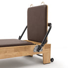 Pilates Reformer Studio Classic, telaio in rovere, rivestimento moka – jumpboard