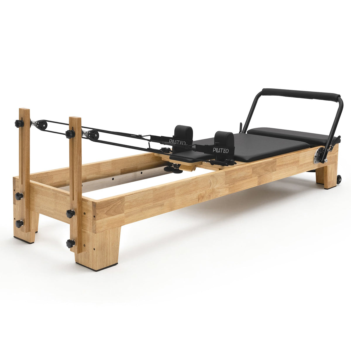 Pilates Reformer Studio Classic, telaio in rovere, rivestimento nero – vista 3/4