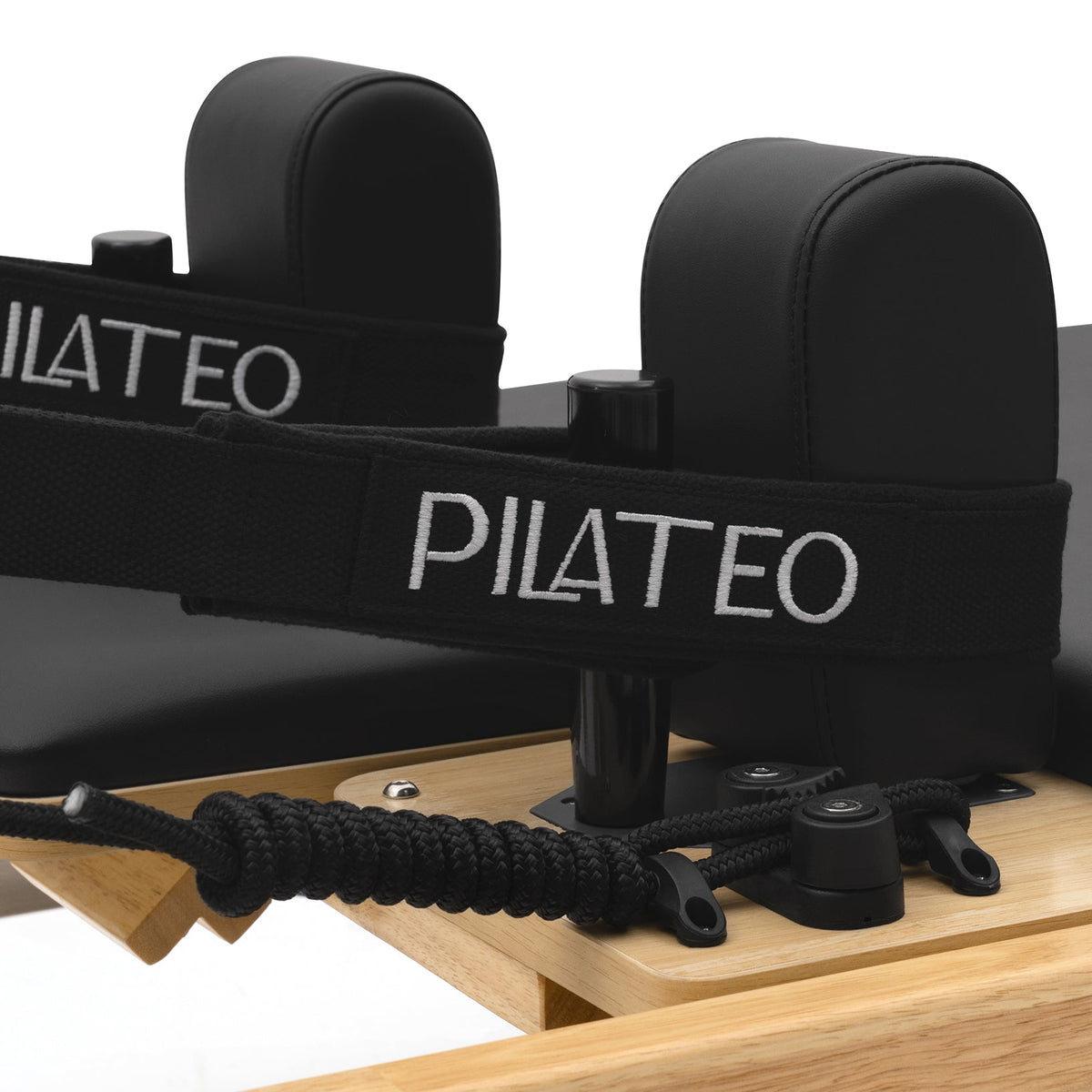 Pilates Reformer Studio Classic, telaio in rovere, rivestimento nero – poggiaspalle e cinghie Pilateo