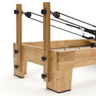 Pilates Reformer Studio Classic, telaio in rovere, rivestimento nero – montanti delle carrucole in rovere