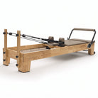 Pilates Reformer Studio Classic, telaio in rovere, rivestimento tortora – vista 3/4