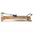 Pilates Reformer Studio Classic, telaio in rovere, rivestimento tortora – vista laterale
