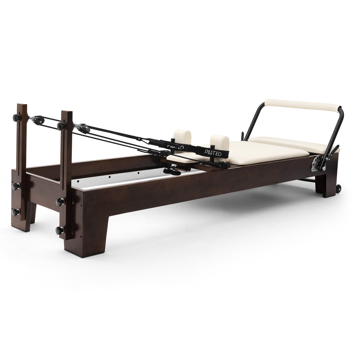 Pilates Reformer Studio Prestige, rovere finitura noce, rivestimento bianco latte – vista 3/4