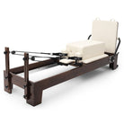 Pilates Reformer Studio Prestige, rovere finitura noce, rivestimento bianco latte – con sitting box e jumpboard