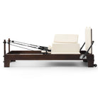 Pilates Reformer Studio Prestige, rovere finitura noce, rivestimento bianco latte – vista laterale