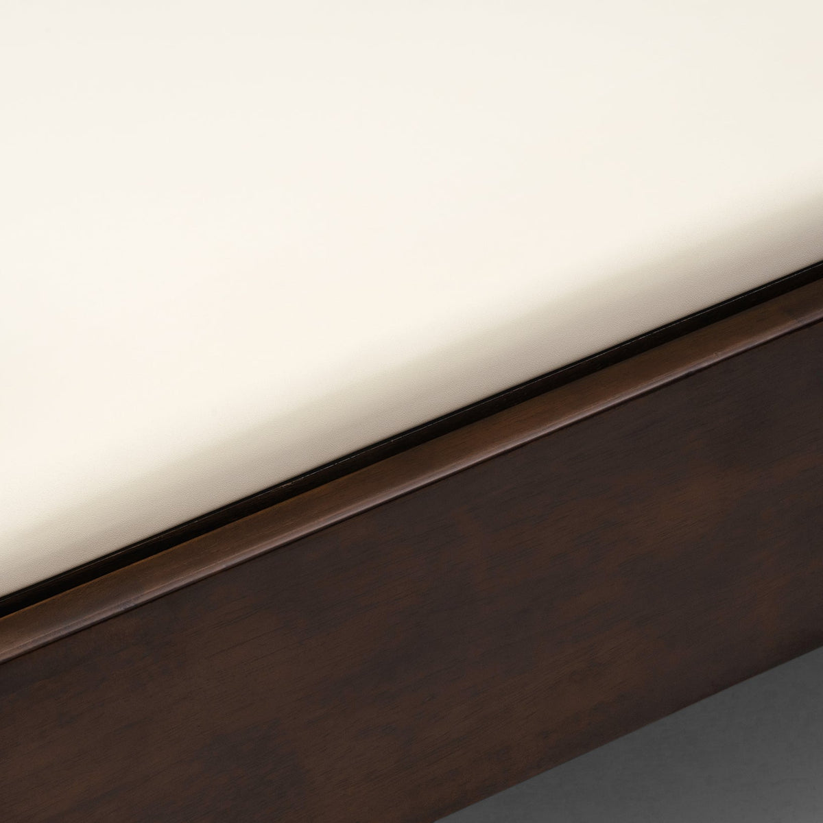 Pilates Reformer Studio Prestige, rovere finitura noce, rivestimento bianco latte – telaio finitura noce e similpelle vegana bianco latte