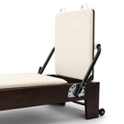 Pilates Reformer Studio Prestige, rovere finitura noce, rivestimento bianco latte – jumpboard