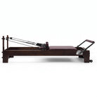 Pilates Reformer Studio Prestige, rovere finitura noce, rivestimento bordeaux – vista laterale