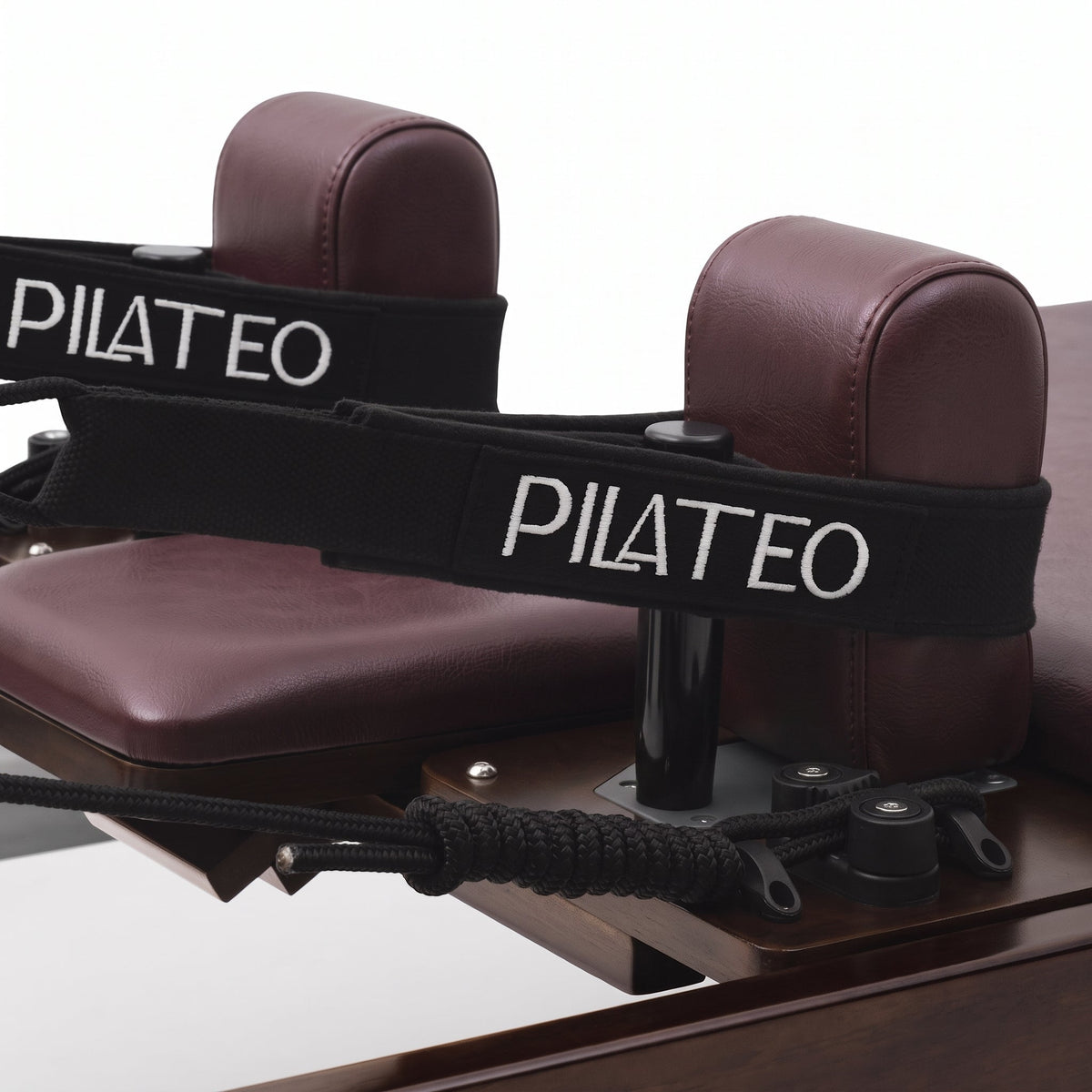 Pilates Reformer Studio Prestige, rovere finitura noce, rivestimento bordeaux – cinghie Pilateo