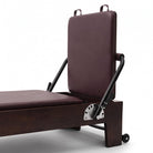 Pilates Reformer Studio Prestige, rovere finitura noce, rivestimento bordeaux – jumpboard