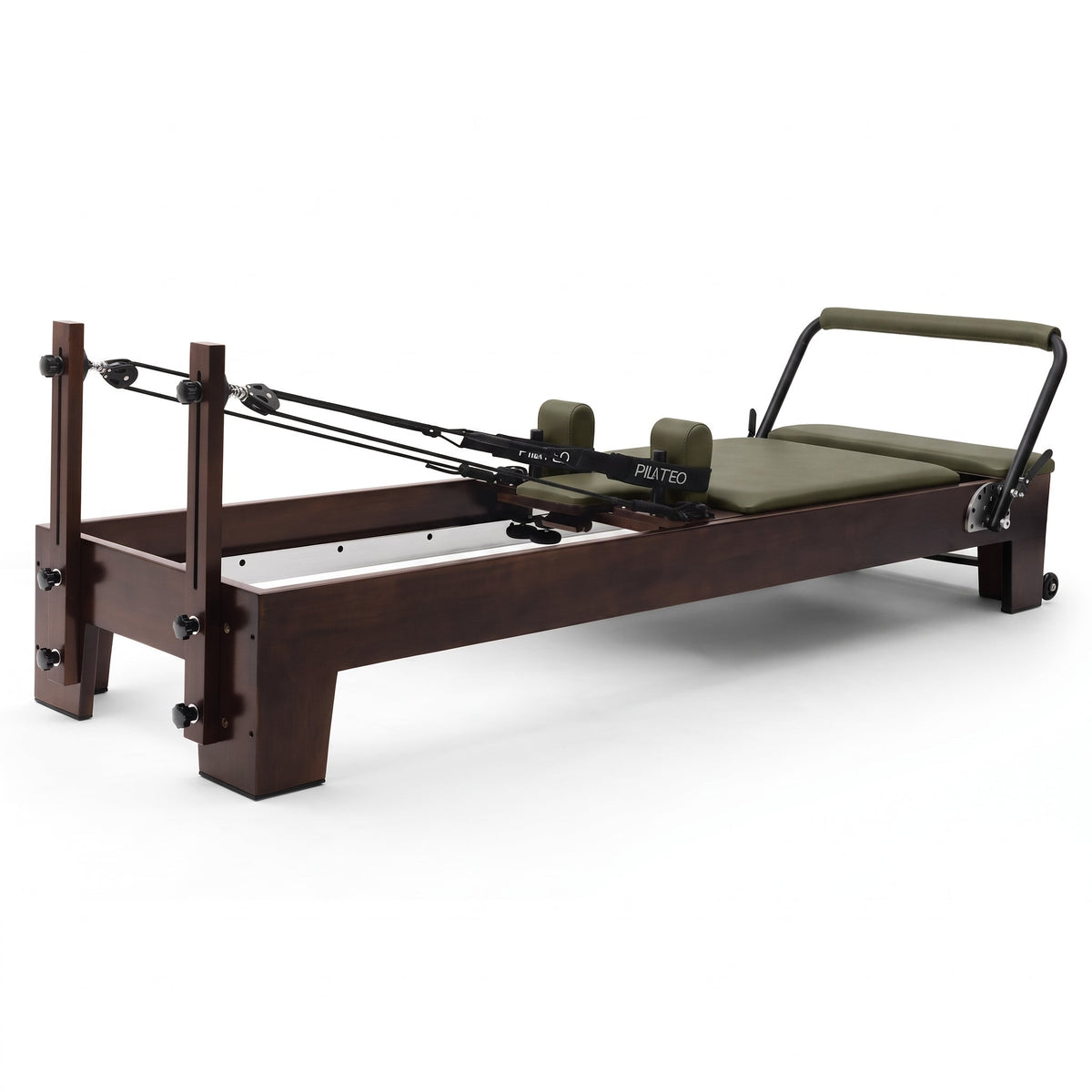 Pilates Reformer Studio Prestige, rovere finitura noce, rivestimento oliva – vista 3/4