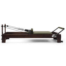 Pilates Reformer Studio Prestige, rovere finitura noce, rivestimento oliva – vista laterale