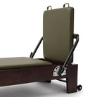 Pilates Reformer Studio Prestige, rovere finitura noce, rivestimento oliva – jumpboard