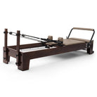 Pilates Reformer Studio Prestige, rovere finitura noce, rivestimento tortora – vista 3/4
