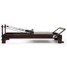 Pilates Reformer Studio Prestige, rovere finitura noce, rivestimento tortora – vista laterale