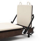 Reformer Pilates pieghevole Flexi, legno espresso fumé, rivestimento bianco latte – jumpboard