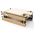 Reformer Pilates pieghevole Flexi, legno naturale, rivestimento bianco latte – chiuso