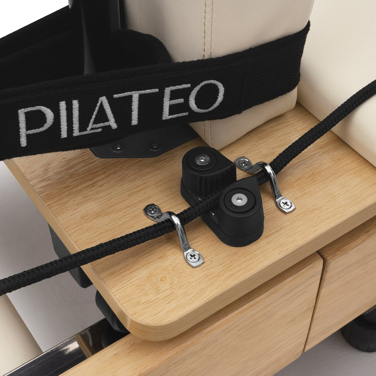 Reformer Pilates pieghevole Flexi, legno naturale, rivestimento bianco latte – fermacorde